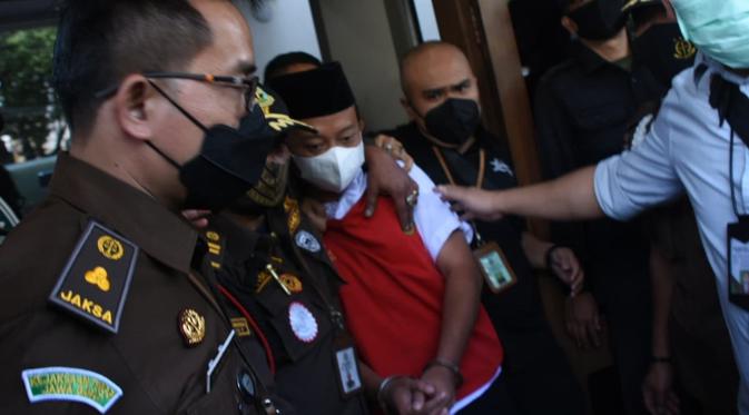 018233800_1641883468-IMG-20220111-WA0018 PT Jabar Kabulkan Banding Jaksa, Herry Wirawan Divonis Mati 1