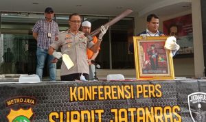 Kasubdit Penmas Polda Metro Jaya AKBP I Gede Nyeneng ketika menunjukkan beberapa barang bukti terkait tersangka IL (foto Keadlian/CH)
