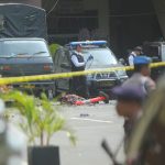 Petugas Labfor Polda Sumut sedang melakukan identifikasi di lokasi ledakan bom bunuh diri di Mapolresta Medan. Rabu (13/11/2019) (foto dok FM)