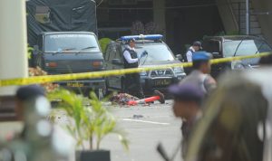 Petugas Labfor Polda Sumut sedang melakukan identifikasi di lokasi ledakan bom bunuh diri di Mapolresta Medan. Rabu (13/11/2019) (foto dok FM)