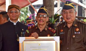 Menteri PUPR Anugerahi Jamintel dan Kajati Sulsel Penghargaan 9