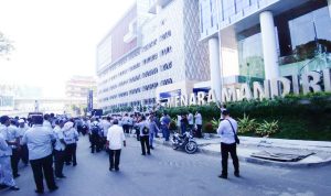 Karyawan PD Pasar Minta Bank Mandiri Cairkan Gaji 12