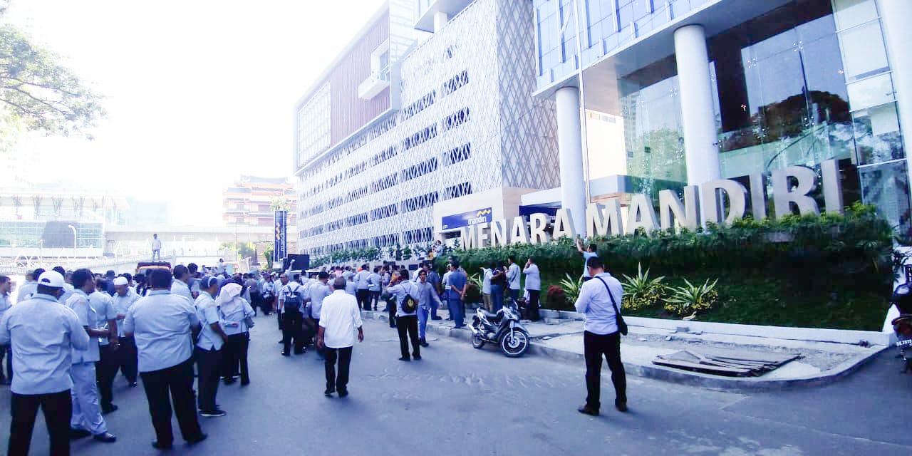 Karyawan PD Pasar Minta Bank Mandiri Cairkan Gaji 1