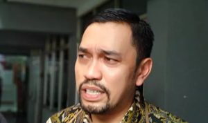 Lawan Corona, Ahmad Sahroni Bagikan Ribuan APD Buat Petugas Medis