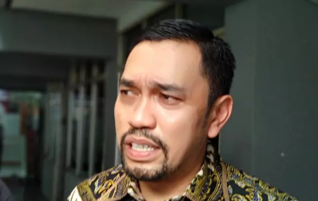 Lawan Corona, Ahmad Sahroni Bagikan Ribuan APD Buat Petugas Medis