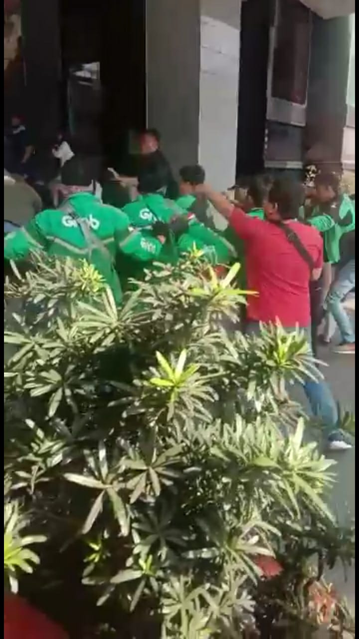 Pengemudi ojol bentrok dengan satpam mal