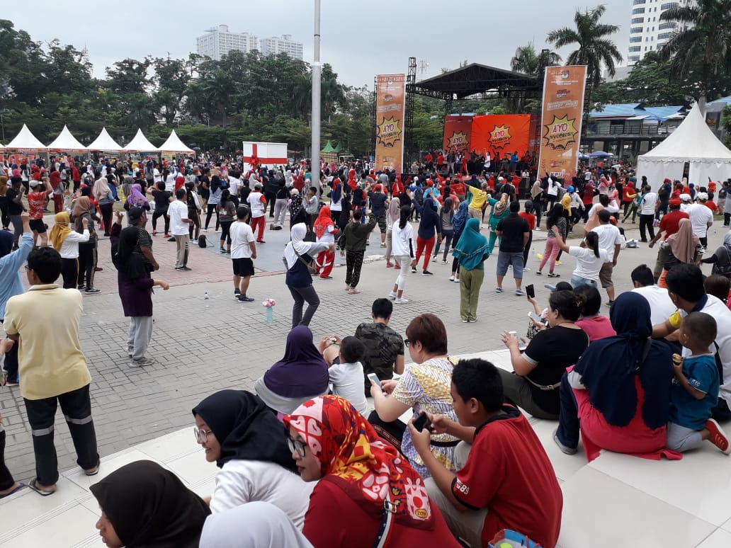 Warga ikuti launching jingle Pilkada Kota Medan di Lapangan Merdeka Medan, Minggu (1/3).