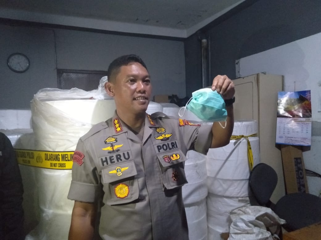 Polisi Grebek Pabrik Masker di Senen 1