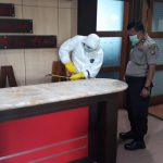 Cegah Covid-19, Polres Jakbar Semprot Cairan Disinfektan 36