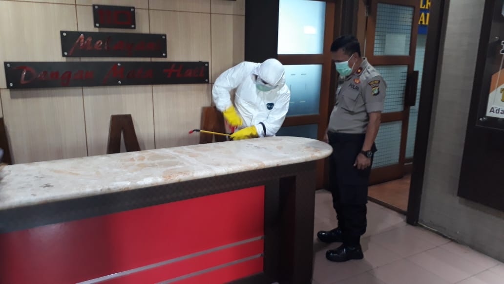 Cegah Covid-19, Polres Jakbar Semprot Cairan Disinfektan 1