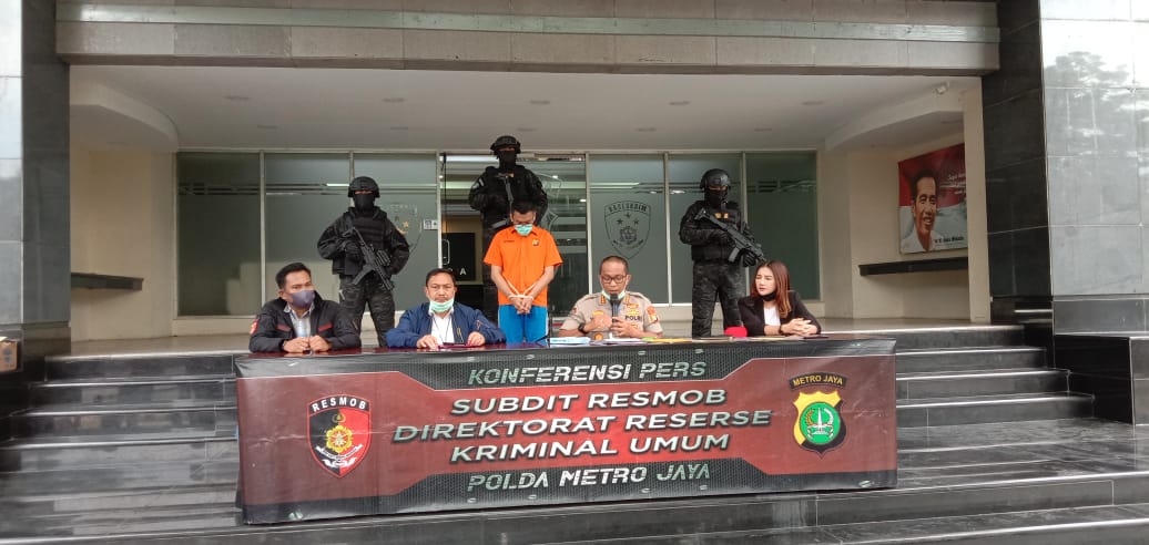 Pria Ngaku Wanita Beraksi di Medsos 1