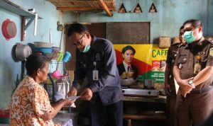 Lawan Corona, Kejari Jember Berbagi Pada Masyarakat 10