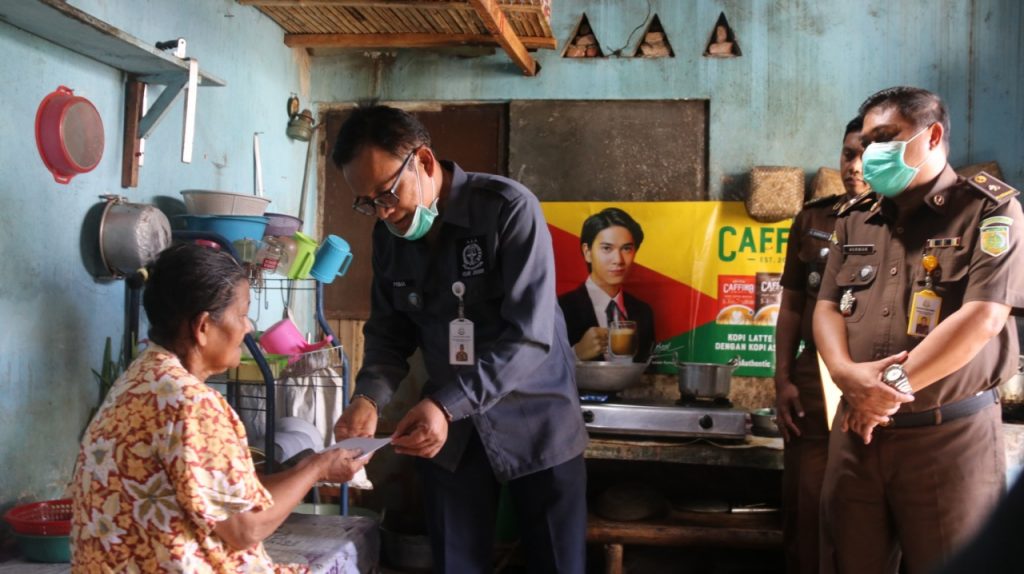 Lawan Corona, Kejari Jember Berbagi Pada Masyarakat 1