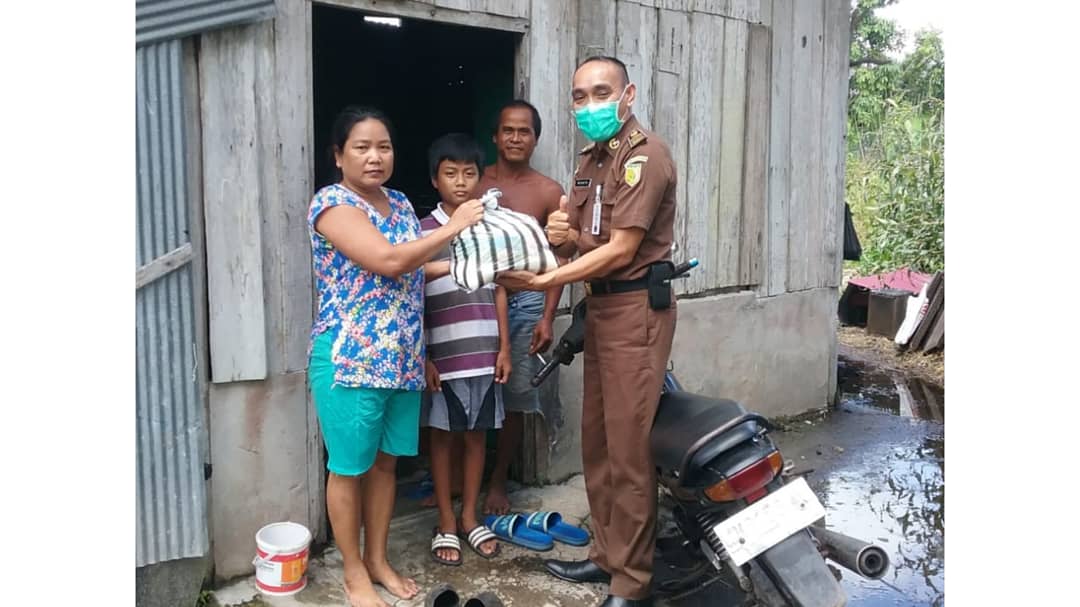 Kejati Kalteng Bagikan Paket Sembako ke Masyarakat 1