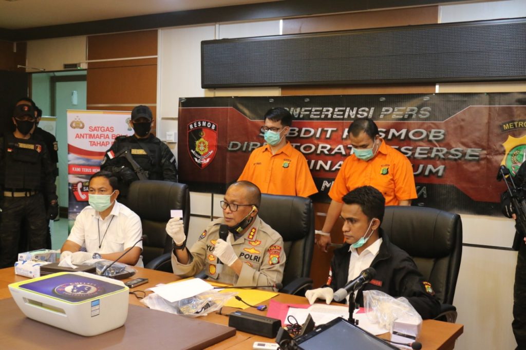 Dua Tersangka Skimming di Jakbar Ditangkap Polisi 8