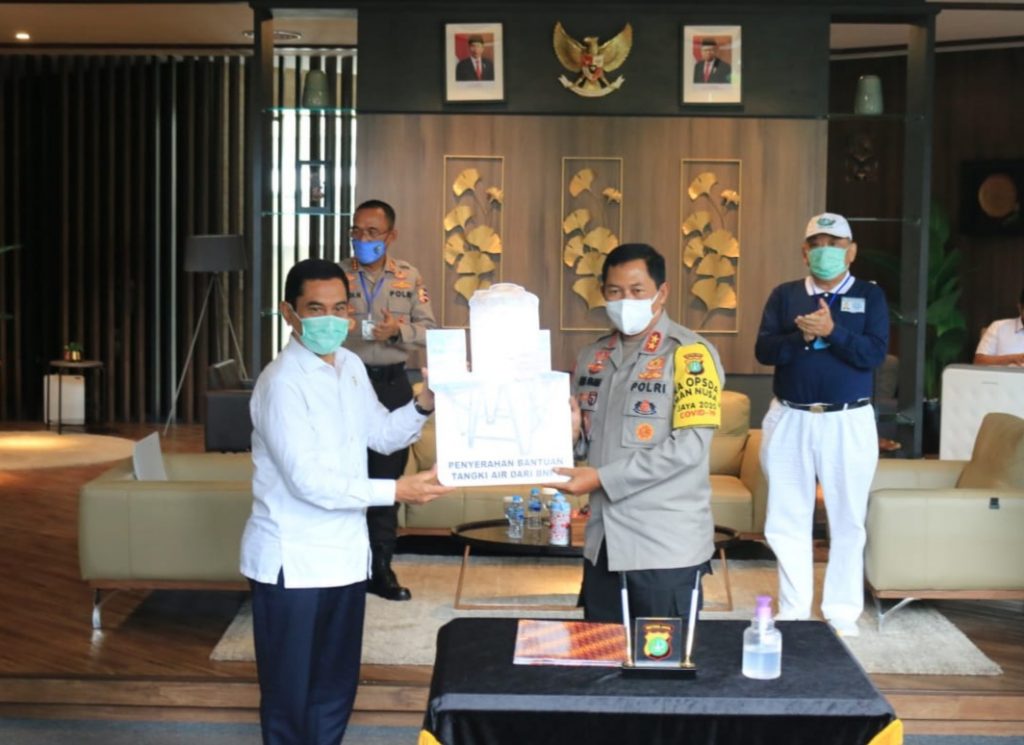 Polda Metro Terima Bantuan Sarana Pencegahan Covid-19 8