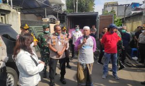 Terkait Covid-19, Pengusaha Bagikan Sembako dengan Pengawalan Polisi 13