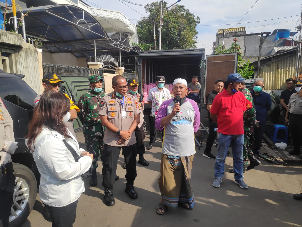 Terkait Covid-19, Pengusaha Bagikan Sembako dengan Pengawalan Polisi 1