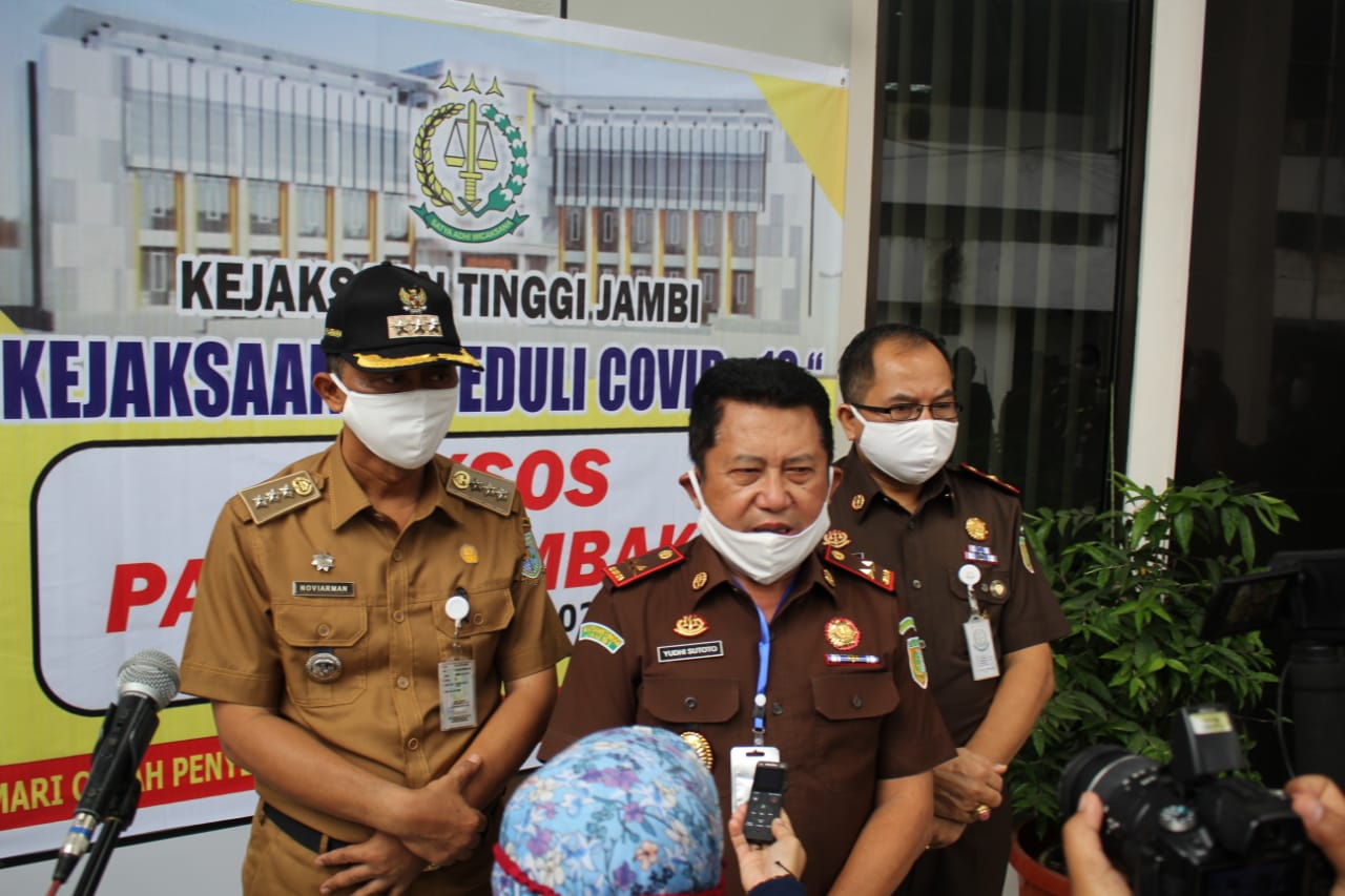 Kejati Jambi Bagikan Paket Sembako ke Masyarakat 1