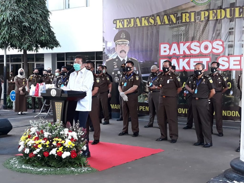 Jaksa Agung didampingi Wakil Jaksa Agung membuka acara Kejaksaan RI Peduli.