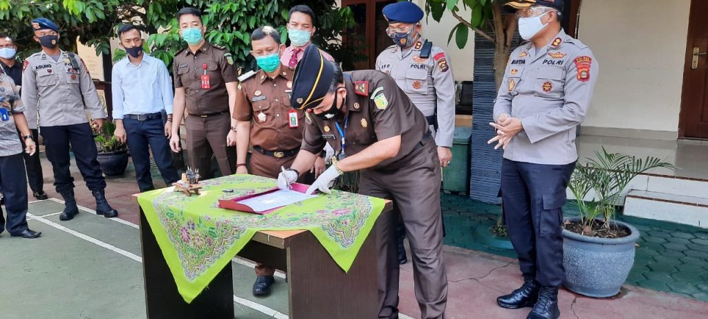 Kejari Linggau Musnahkan Puluhan Senjata Api 9