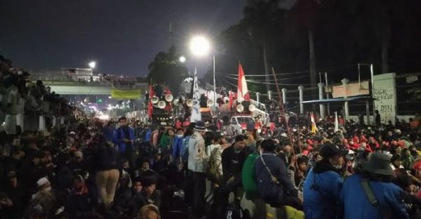 Polisi Ringkus 20 Penyusup Demo Tentang RUU Cipta Kerja 26