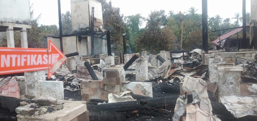 Rumah Pemilik Pesantren Ludes Terbakar 8