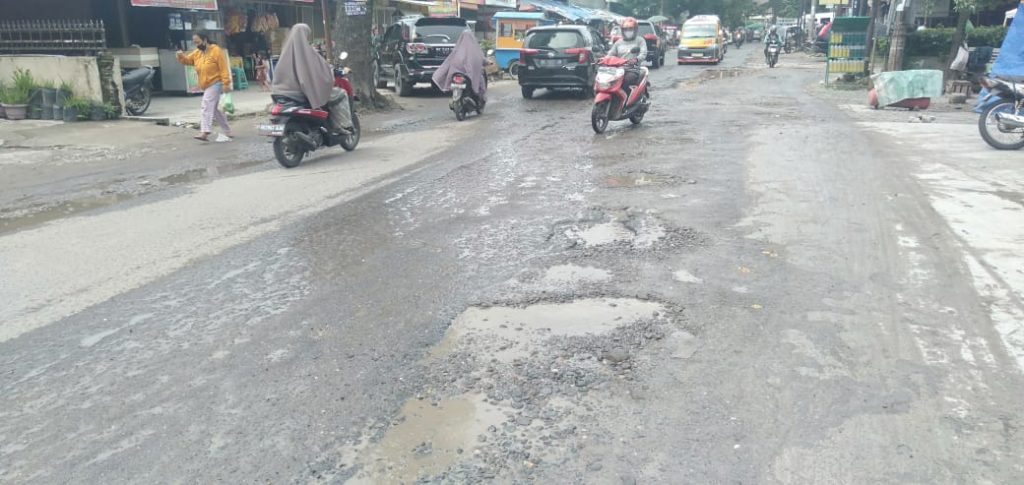 Jalan Utama Medan Johor Rusak, Pemko Tutup Mata 10