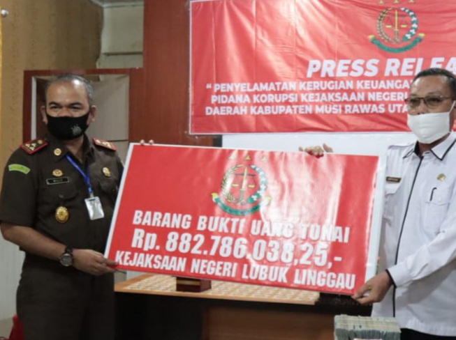 Kejari Lubuk Linggau Eksekusi Uang Tunai 5 Koruptor 12