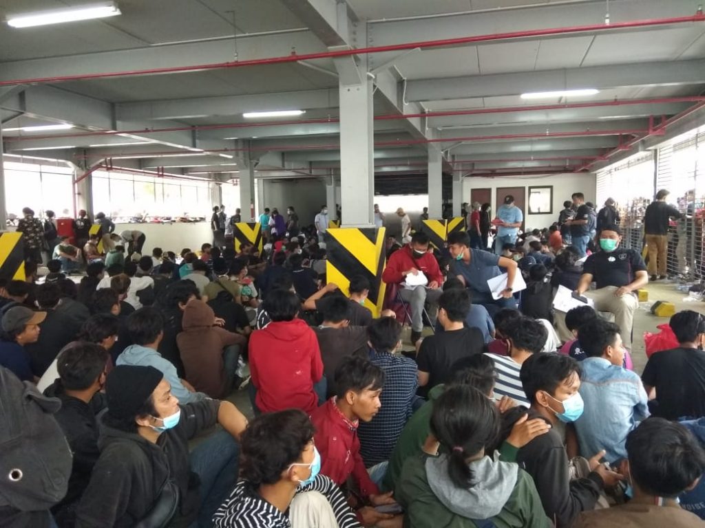 Layaknya Pasar, Tahanan Demonstran Tolak UU Cipta Kerja Tanpa Jaga Jarak 12