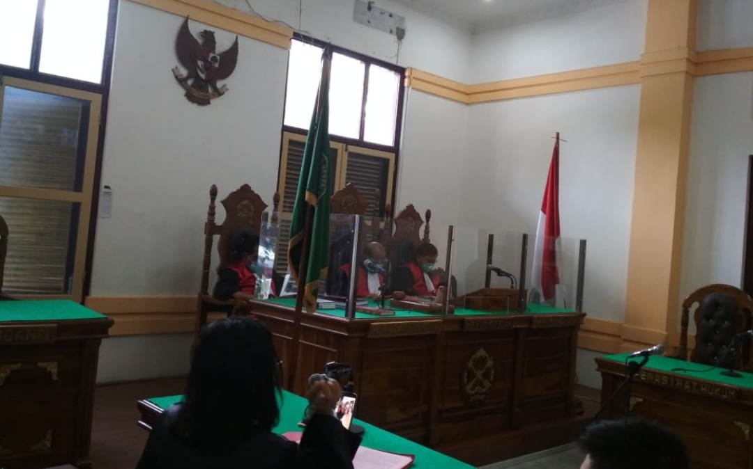 Suasana sidang Yuli Ramadni yang digelar secara teleconference. Gara-gara Paket Hemat Sabu, Yuli Ramadani Dipenjara 4 Tahun 1