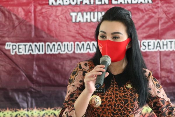 Kabupaten Landak Zona Kuning, Bupati Karolin Ajak Warga Terus Patuhi Protokol Kesehatan 42