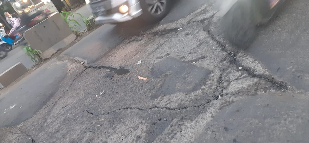 Jalan Raya Serang Banten Rusak dan Berlubang, Membahayakan Pengendara Motor 1