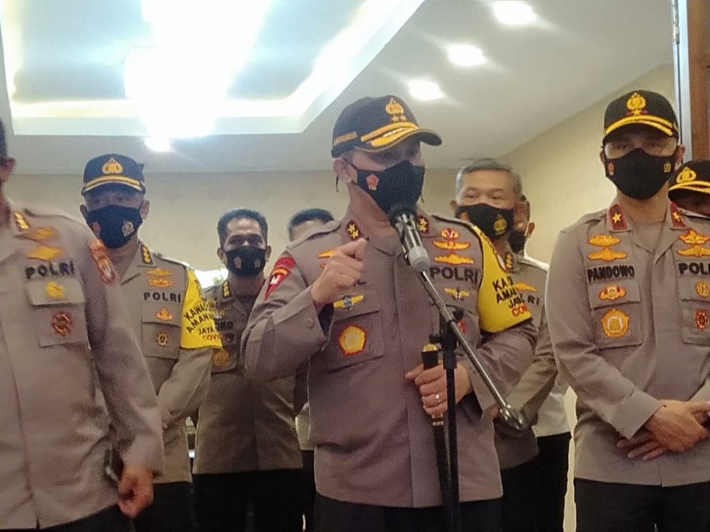 Kapolda Metro Dukung Pangdam Jaya Copot Baliho Rizieq Shihab 10