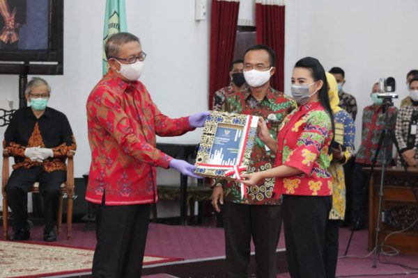 Bupati Landak Terima DIPA dan TKDD Tahun 2021 Kabupaten Landak 59