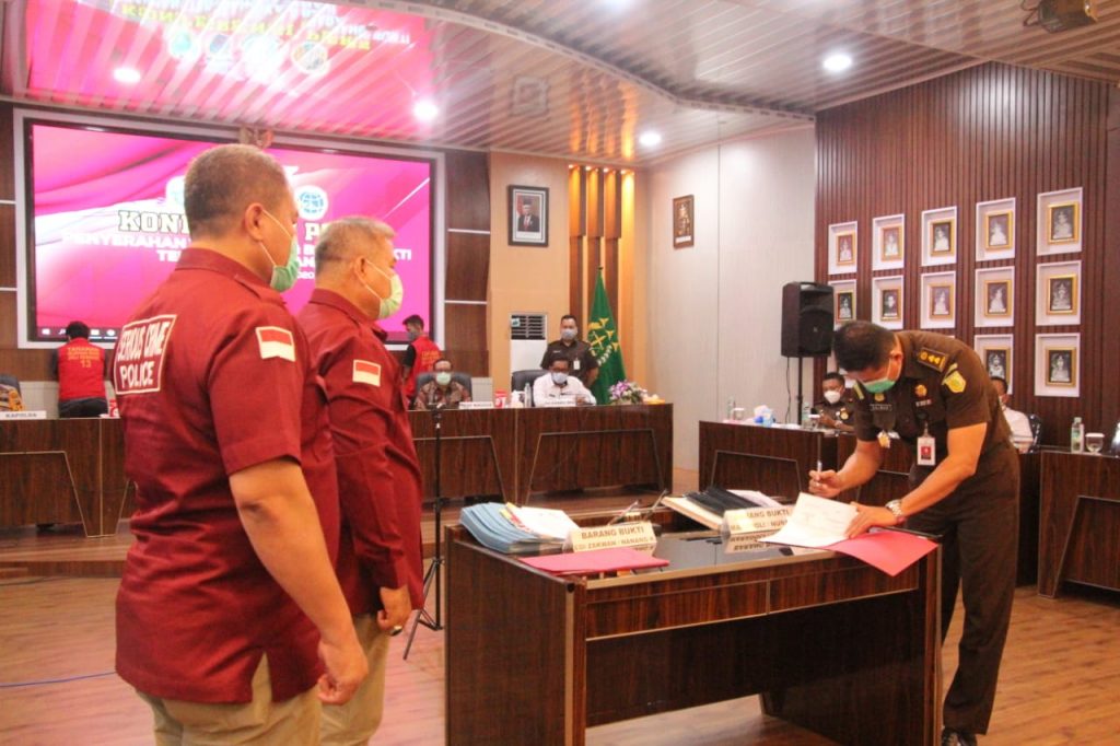 Poldasu Serahkan Tersangka dan Barang Bukti Perkara Mafia Tanah 'Sport Center' ke Kejati Sumut 12