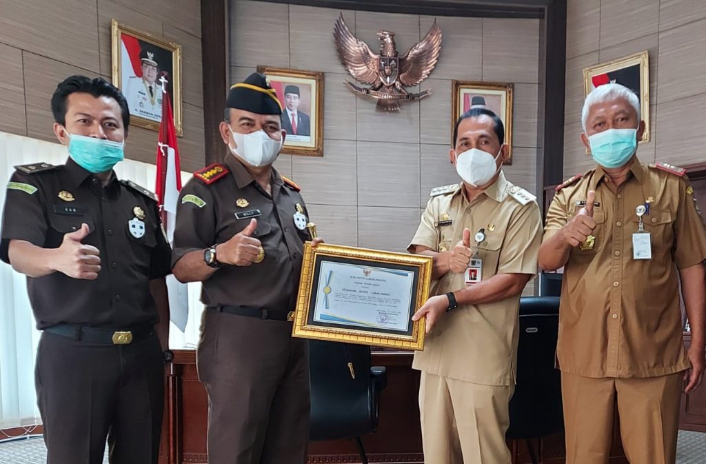 Bantu Pemkot Pulihkan Kerugian, Kejari Lubuk Linggau Diganjar Piagam 9