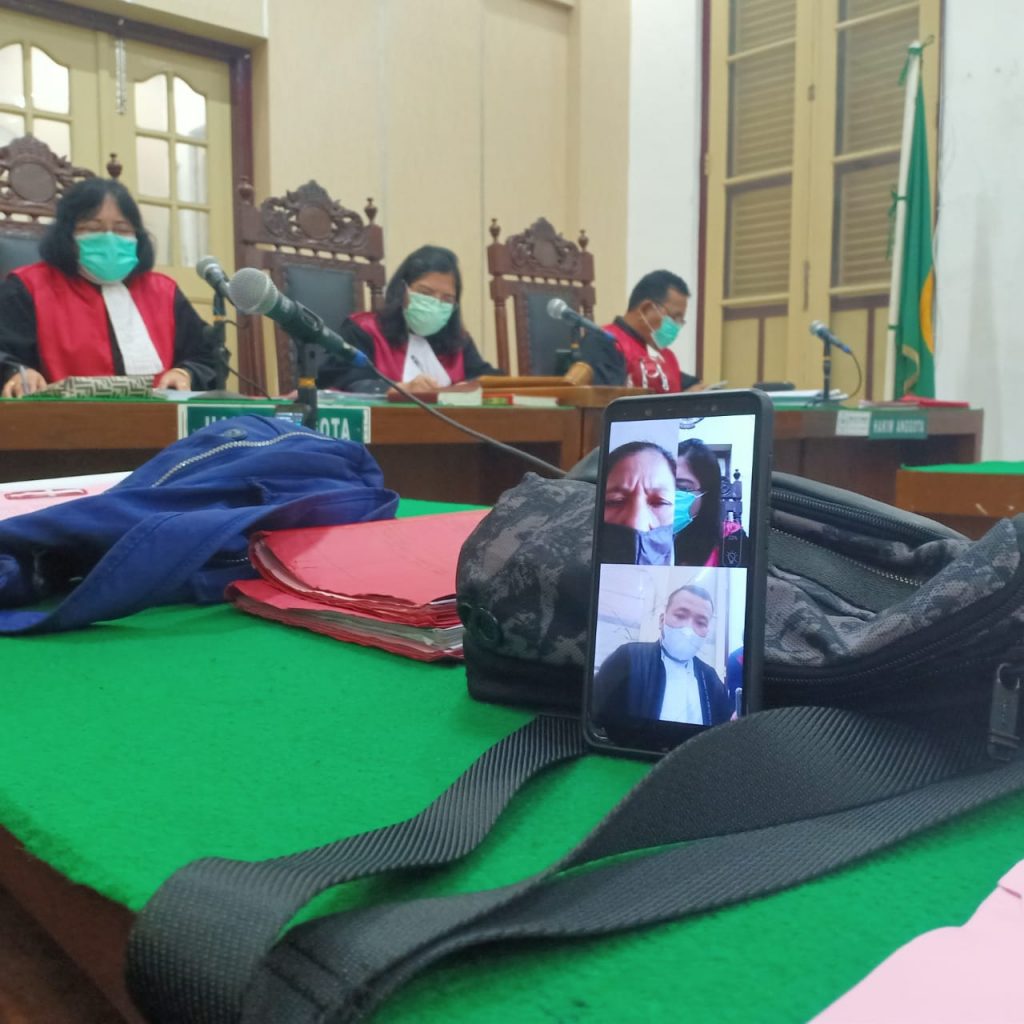 Janda Paruh Baya Curi 2 HP Divonis 8 Bulan Penjara 11