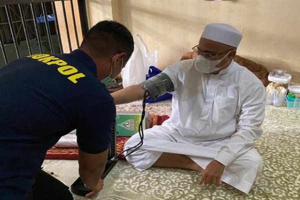 Sakit Asam Lambung, Habib Rizieq Tak Mau Pakai Tabung Oksigen Polisi 26