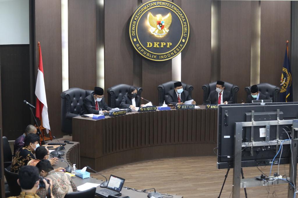 Arief Budiman Diberhentikan Sebagai Ketua KPU  11