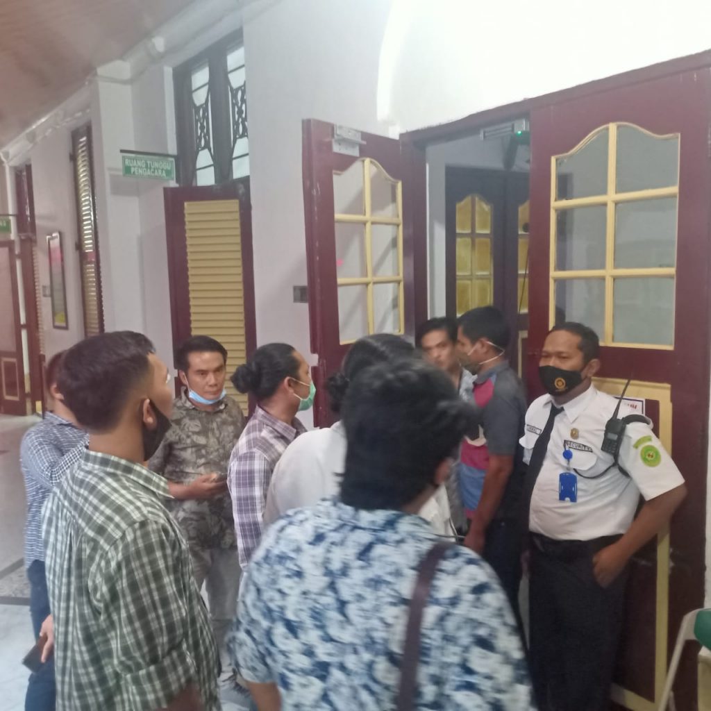 Sidang PKPU Kembali Nyaris Ricuh, Belasan Warga Jambi Kejar Hakim Minta Keadilan 12