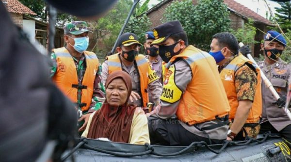 Evakuasi Korban Banjir, Kapolda Jatim: Selama Kita Bersatu, Kita Pasti Bisa Hadapi Semua Masalah 40