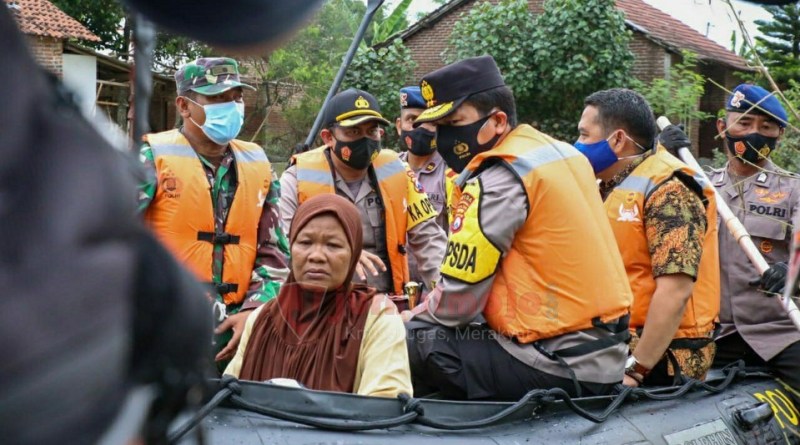 Evakuasi Korban Banjir, Kapolda Jatim: Selama Kita Bersatu, Kita Pasti Bisa Hadapi Semua Masalah 10