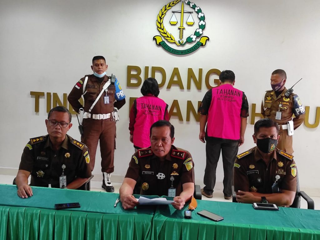 Kejati Tahan 2 TSK Kasus Korupsi Bank Kalbar 8