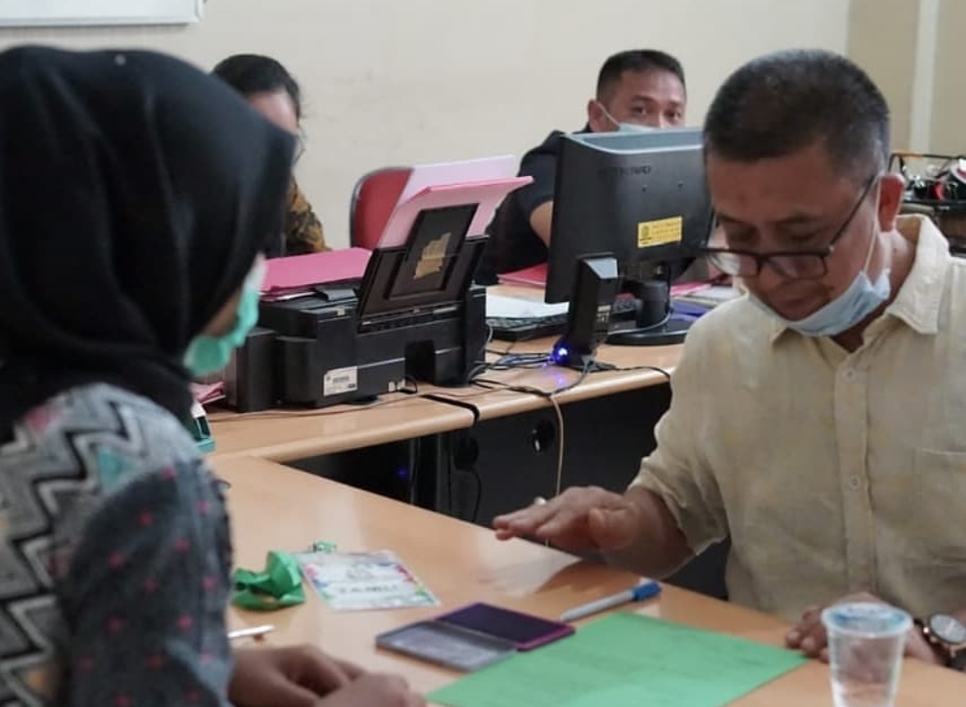Plt Kabid Pengawasan dan Survey pada Distarukim Medan, Khairudi Hazfin Siregar (kanan) yang menjadi terpidana korupsi saat menyerahkan diri ke Kejari Medan. Pejabat Distarukim Medan Terpidana Korupsi Menyerahkan Diri 1