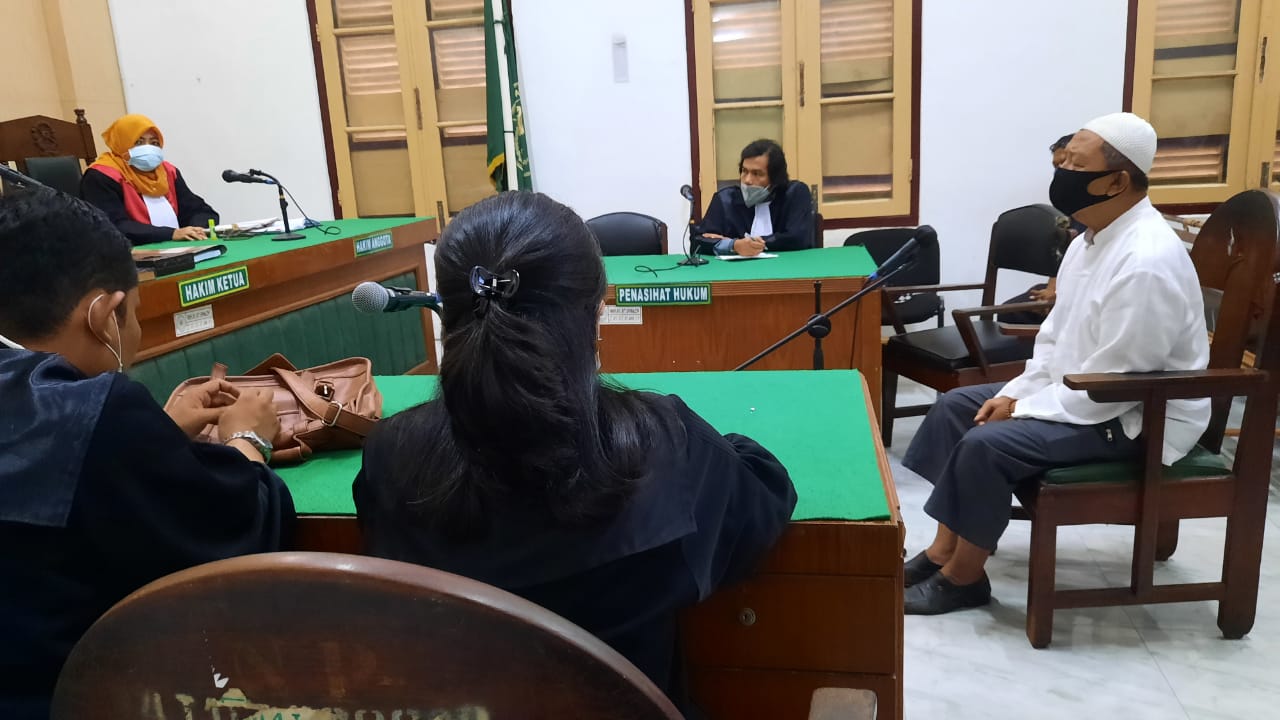 Poniran (61) selaku Pejabat Pelaksana Teknis Kegiatan (PPTK) saat mendengarkan vonis majelis hakim. Korupsi Pembangunan Tanggul Sei Padang, PPTK dan Rekanan Divonis Bui 1