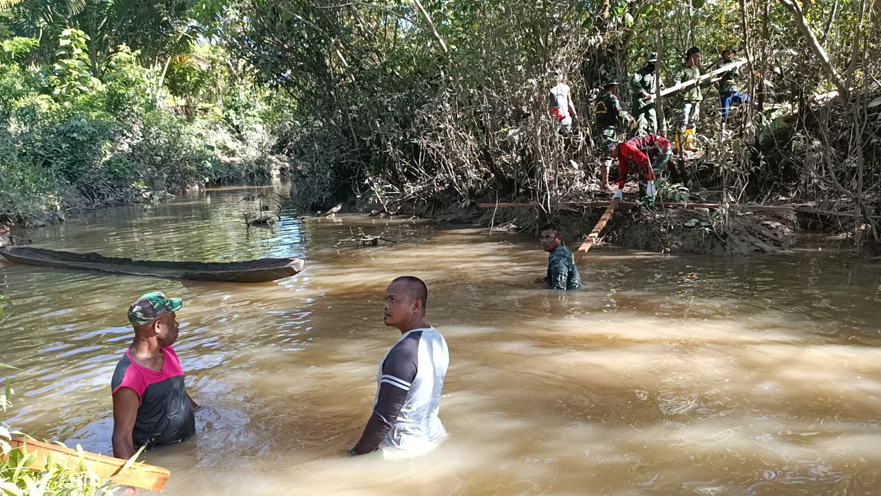 Bangun rumah-1 Personel TMMD Kodim 1711 Gotong Royong Angkut Kayu untuk Pembangunan Rumah 1