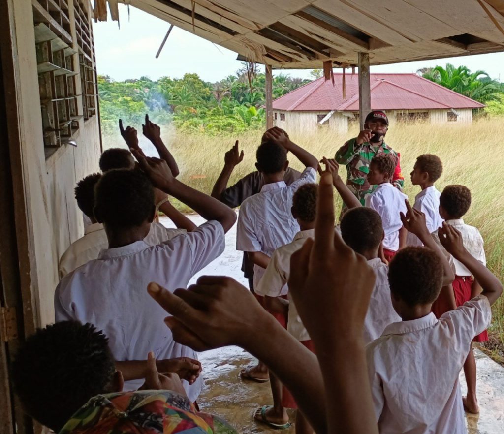 Personel TNI Ajarkan PBB Kepada Pelajar SD YPPK Kampung Kawagit 8
