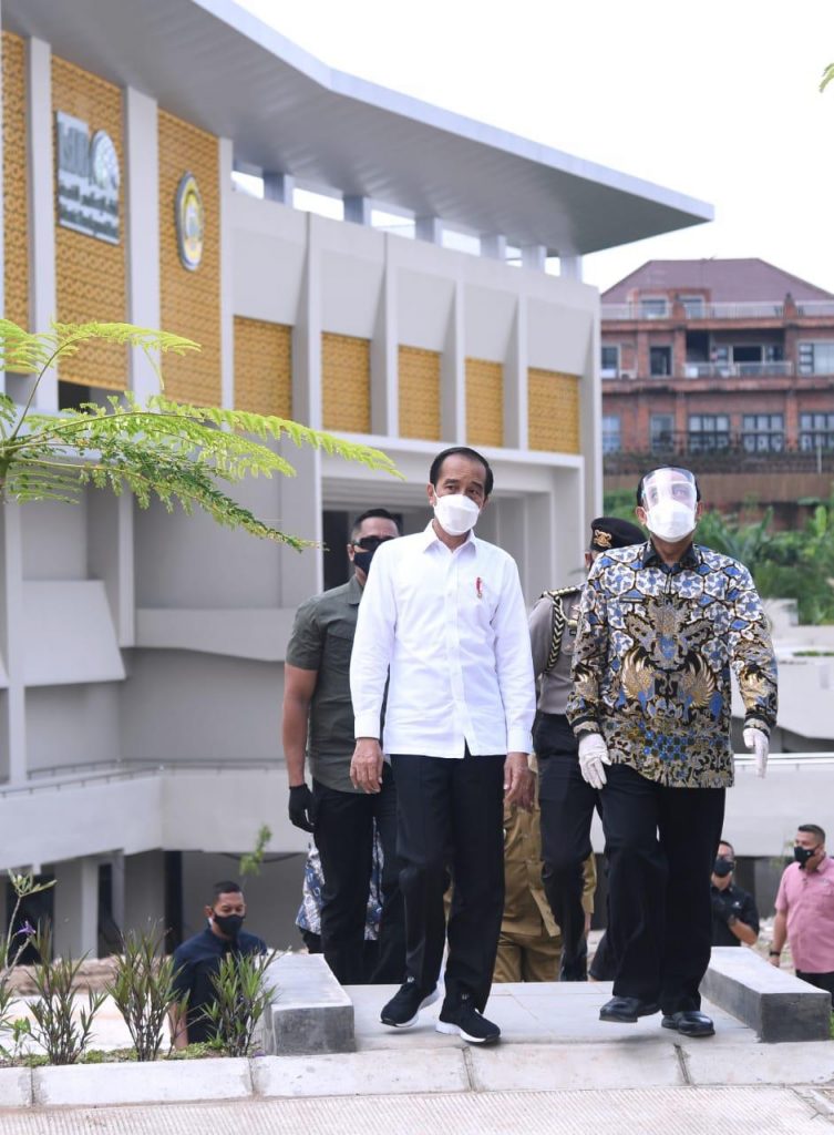 Didampingi Rektor, Wagub Banten Sambut Jokowi Resmikan Kampus Baru Untirta 10