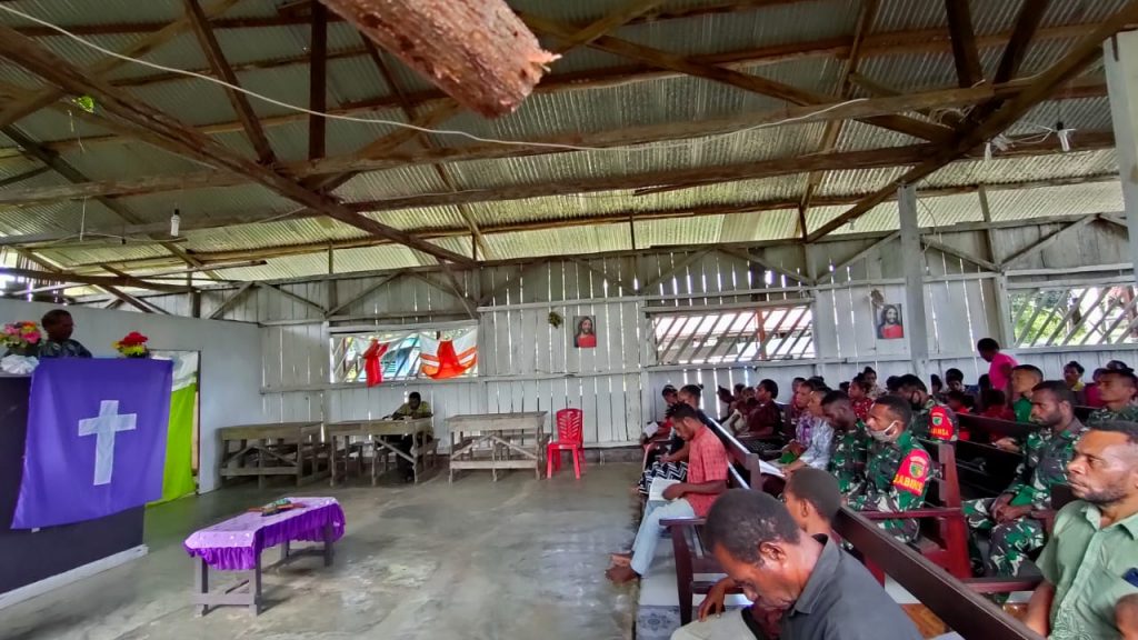Anggota TMMD ke-110 Kodim Boven Digoel Ibadah Bersama Masyarakat Kampung Kawagit 12